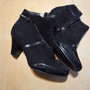 Clarks Black Suede Ankle Bootie Sz8